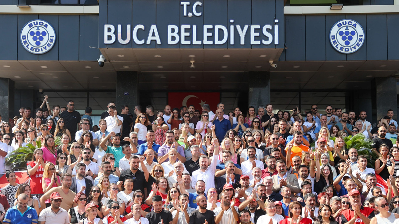 İzmir’de 2 Bin 700 belediye işçisi grevde! Çöpler sokaklarda birikti