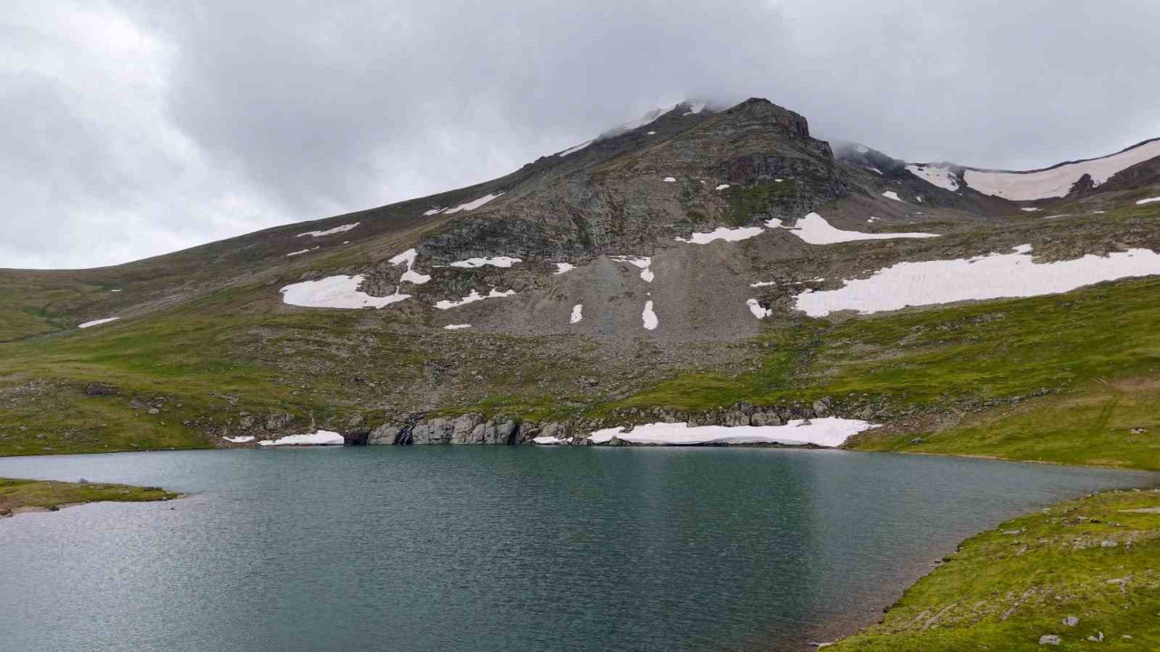 Türkiye’nin en etkileyici yayla manzaralarından biri! Gümüşhane’nin zirvesinde saklı güzellik