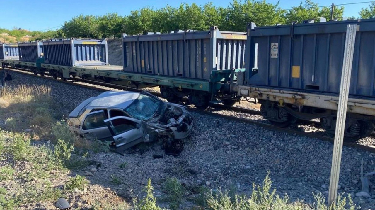 Korkunç kaza: Yük treni otomobile çarptı, yaralılar var