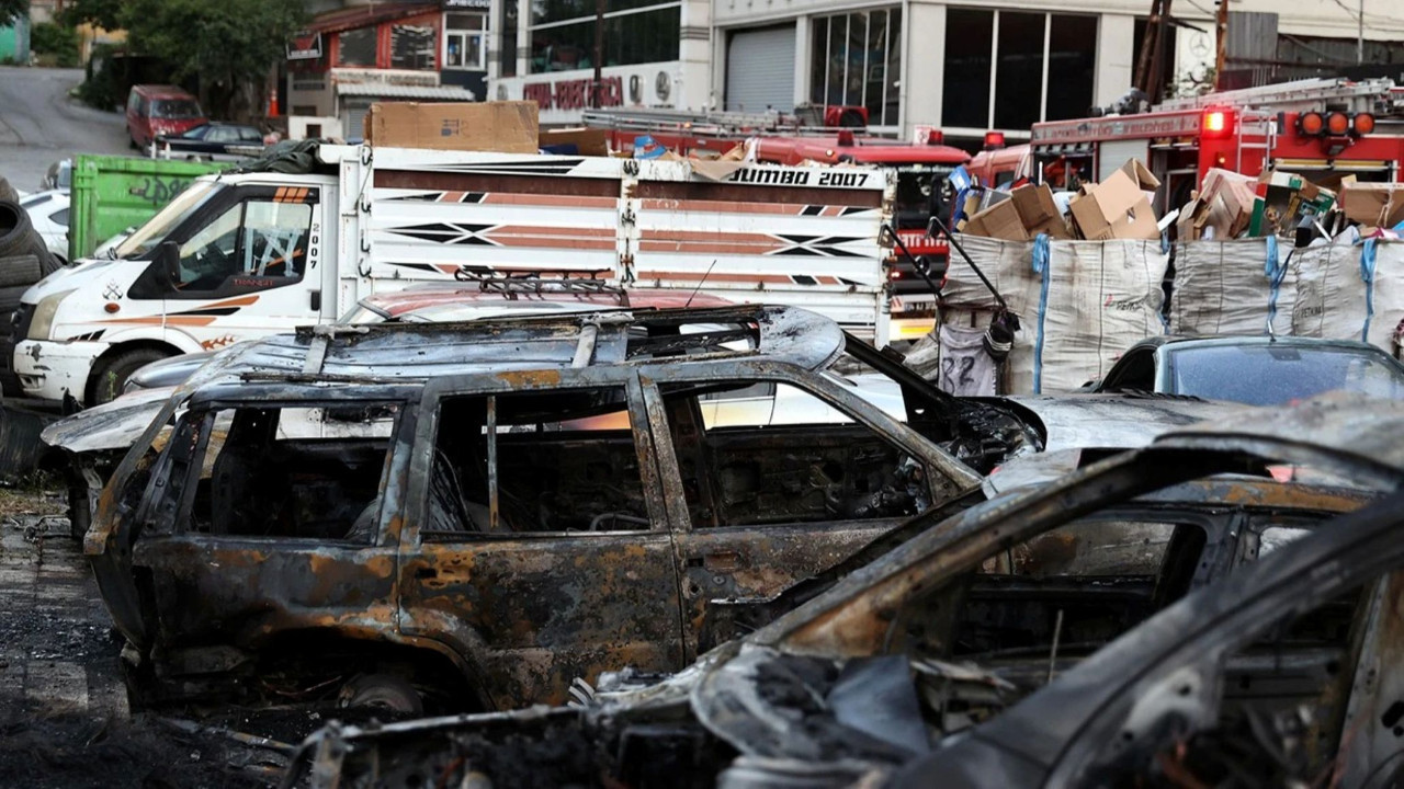 Ataşehir'de sanayi sitesinde korkutan yangın: Çok sayıda araç yandı