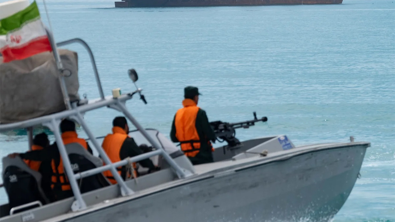 Hürmüz yakınlarındaki gemiler alışılmadık mesajlar veriyor