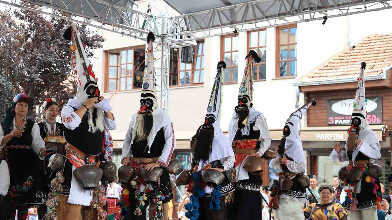 Uluslararası Balkan Folklor Festivali'nde 'kötü ruhlar' kovuldu! Maske gösterisine büyük beğeni