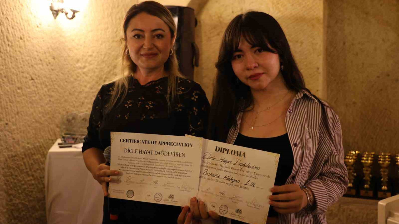 Depremzede Dicle Hayat, müzikle hayata tutundu