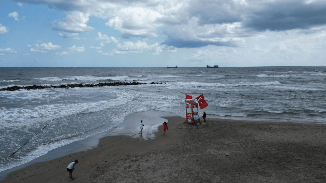Kırmızı bayrak çekildi: Denize girmek yasak!