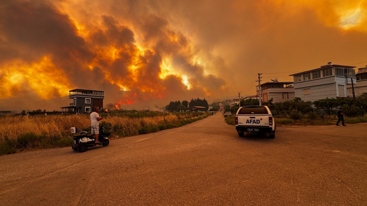 İzmir yangını çok hızlı yayılıyor: Alevler evlere sıçradı! İşte son gelişmeler…
