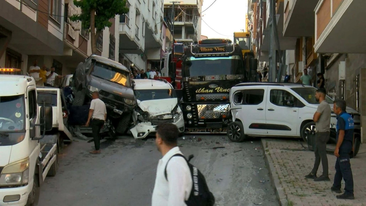 İstanbul’da yokuştan kayan vinç dehşeti! Araçları biçti