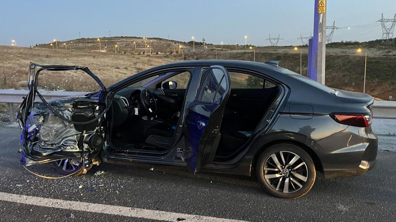 Arnavutköy’de feci kaza! Emniyet şeridinde inen sürücüye minibüs çarptı: 1 ölü