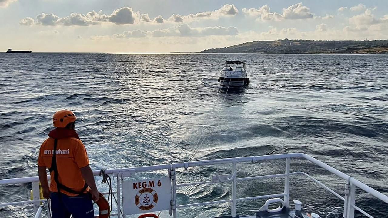 Beylikdüzü açıklarında sürüklenen tekne kurtarıldı