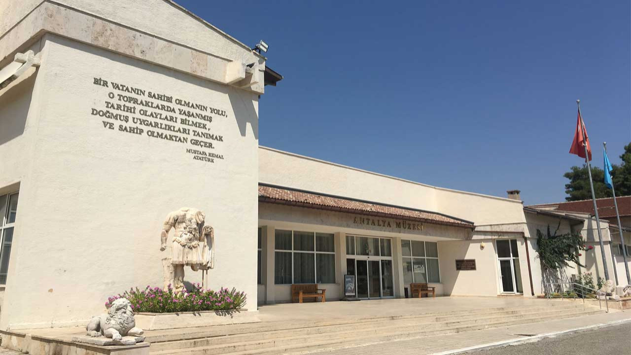 Herakles?i yormayın! Antalya Müzesi'nin kapısına kilit vuruldu