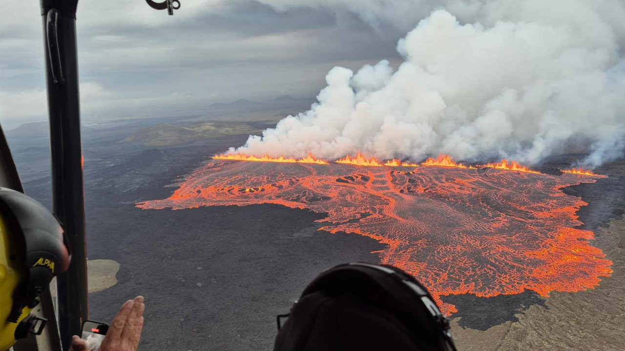 İzlanda'da yanardağ patladı!