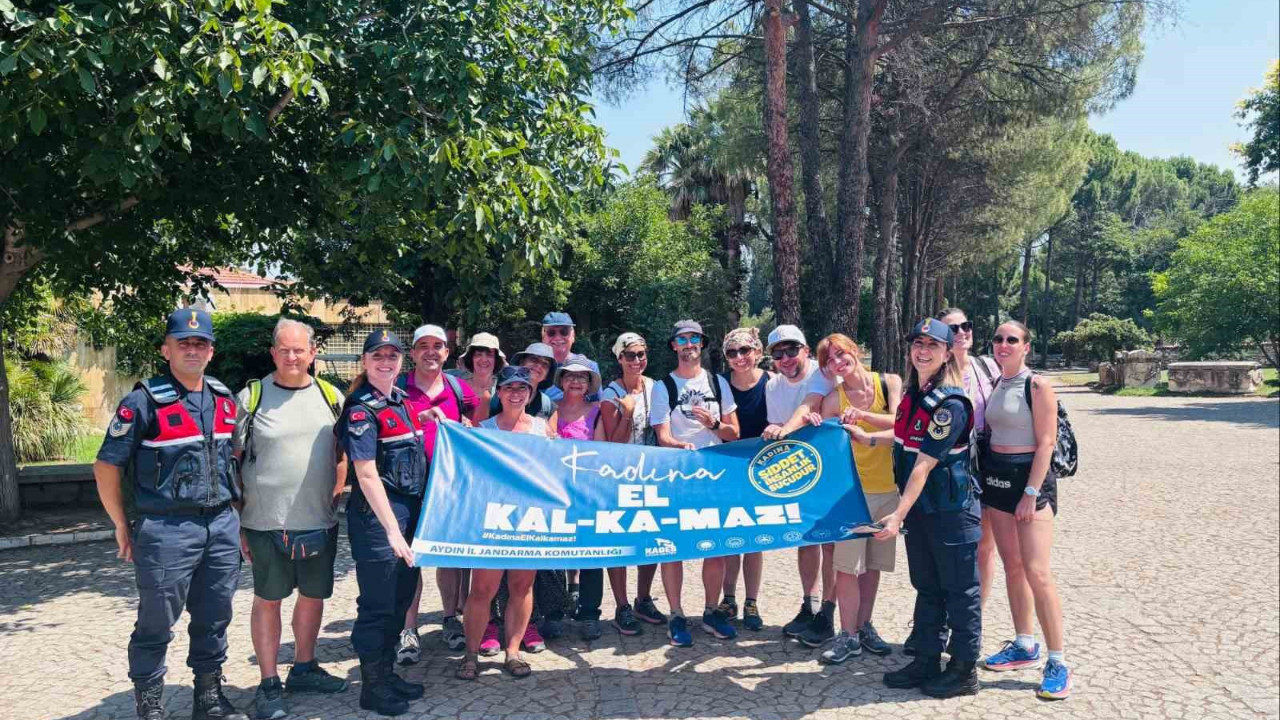 Afrodisias Antik Kenti ziyaretçilerine bilgilendirme