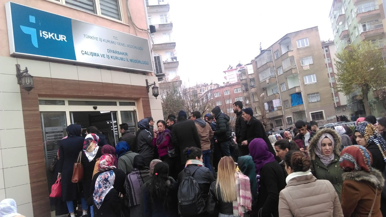 Gençlerin yarısı istihdamda değil