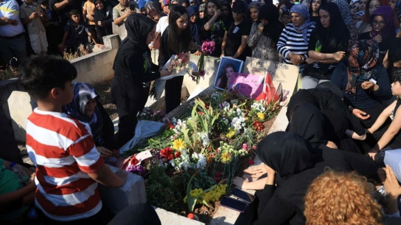Ayşe Tokyaz'a veda: İkiz kardeşi ve annesi mezar başında gözyaşlarına boğuldu