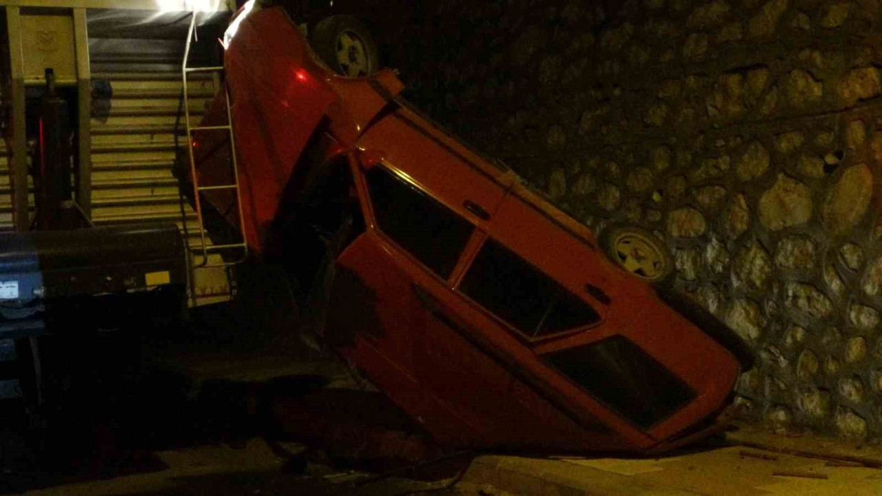 Malatya’nın Battalgazi ilçesinde kaza! Araç 5 metre yükseklikten uçtu