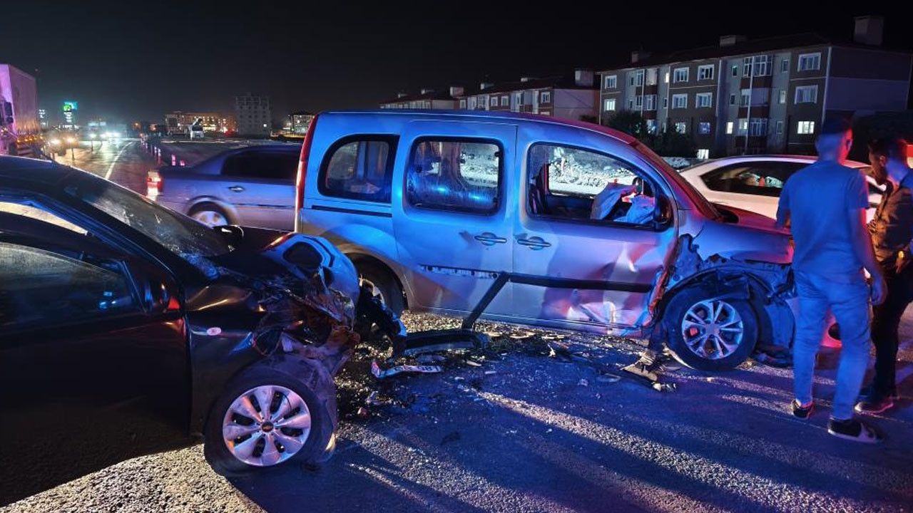 Bitlis'te iki otomobil çarpıştı! 14 kişi yaralandı