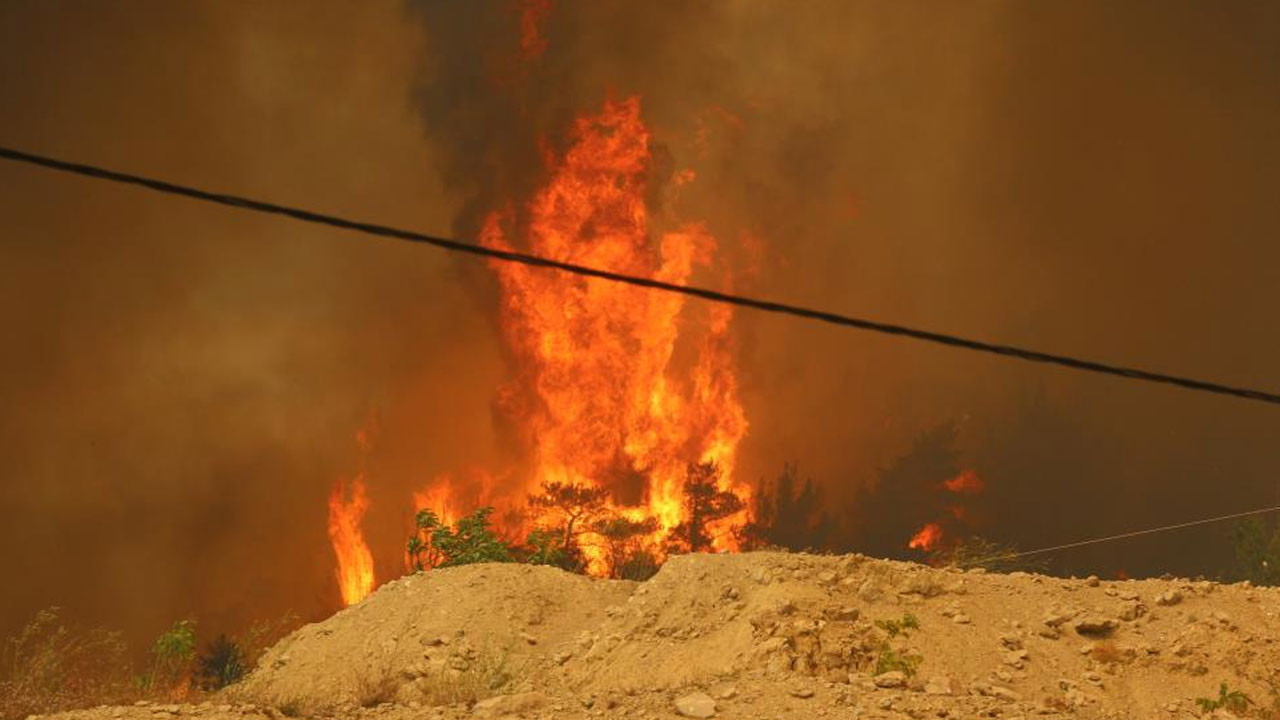 Karabük'te orman yangını yeniden alevlendi! Bazı köyler tahliye edildi