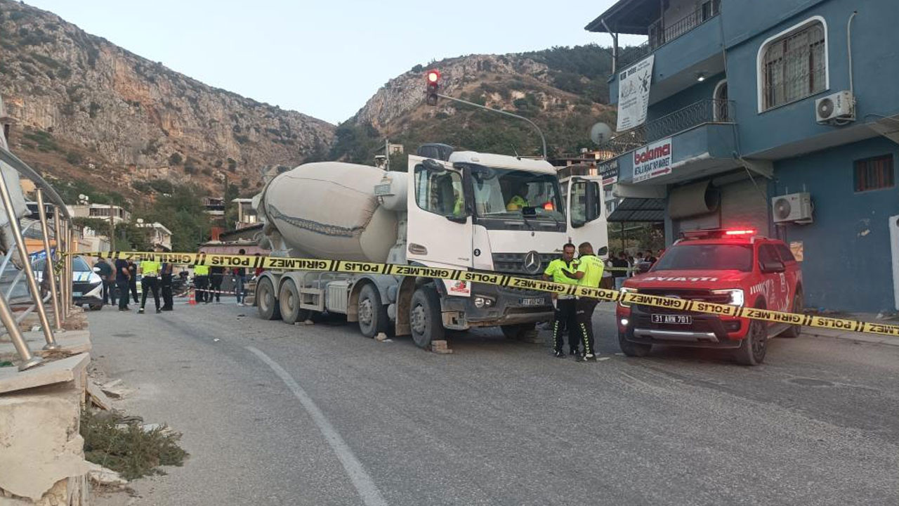 Hatay'da korkunç kaza! Beton mikseri motosikleti ezdi: 2 ölü