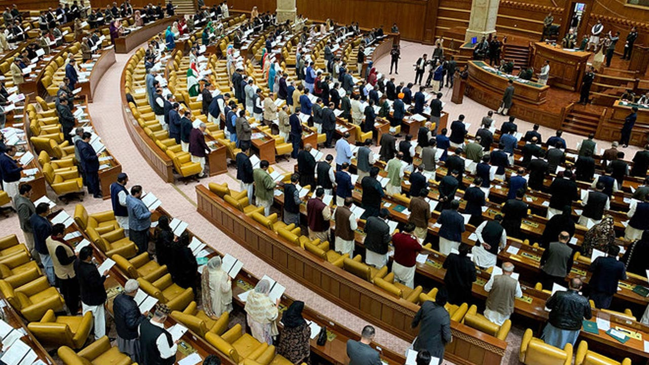 Meclis karıştı! Vekiller birbirine girdi! İşte o görüntüler...