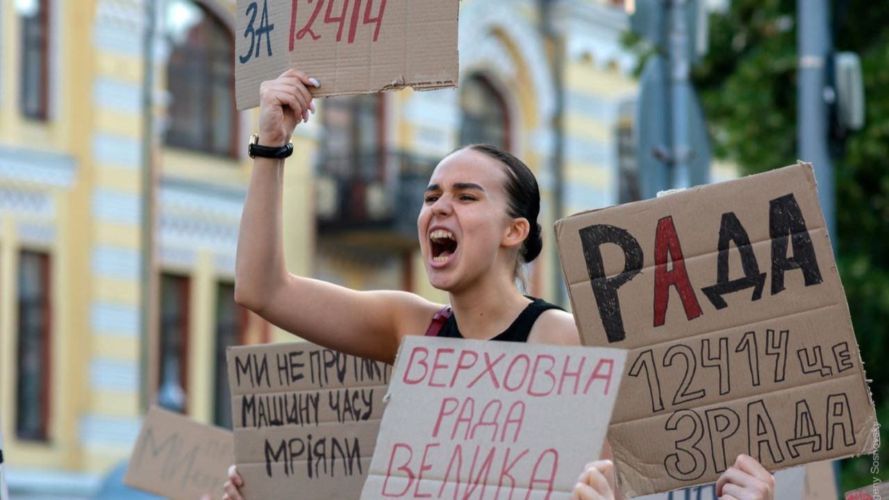Ukrayna üst üste beşinci gün sokakta: Zelenskiy'in yolsuzlukla mücadele kurumlarını hedef alan yasayı geri çekme vaadi öfkeyi dindiremedi... Kiev'de protesto