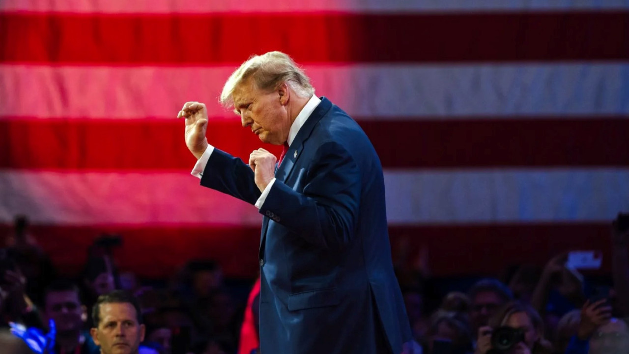 Bloomberg: Trump'ın gümrük tarifeleri 2027'ye kadar küresel ekonomiye 2 trilyon dolara mal olacak... Trump hangi ülkelerle anlaştı, hangileriyle anlaşamadı?