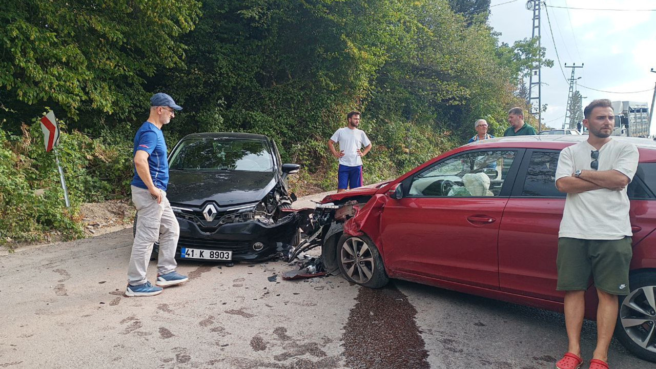 Kocaeli'de 2 otomobil çarpıştı: 5 yaralı