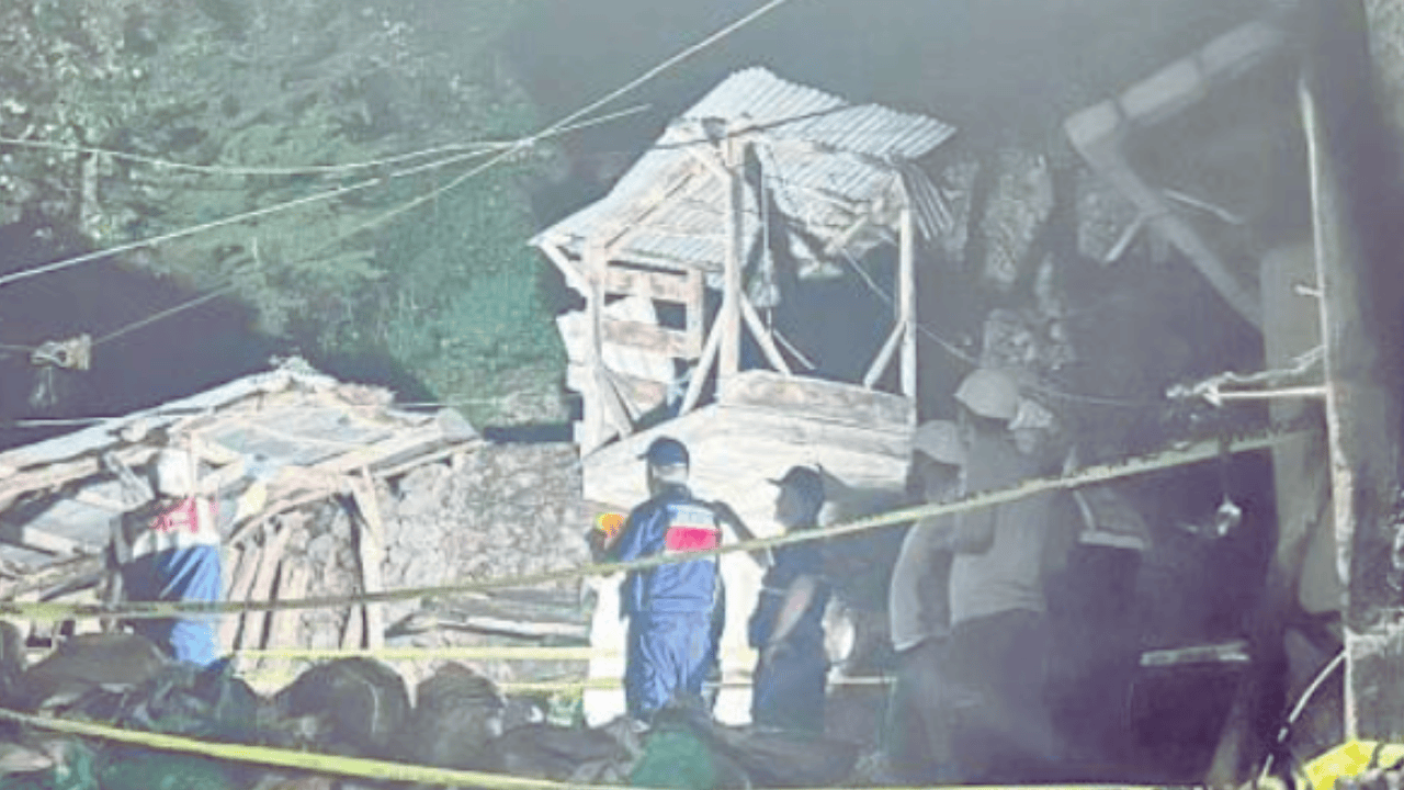 Teleferik can aldı: Elektrik akımına kapıldılar...