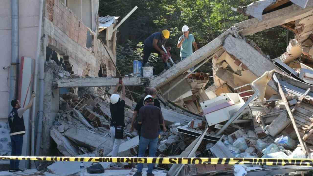 Balıkesir sallanmaya devam ediyor! Peş peşe yüzlerce sarsıntı oldu