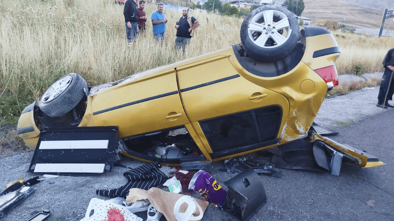 Erzurum'da takla atan otomobildeki 2 kişi yaşamını yitirdi