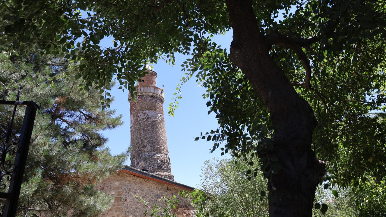 Pisa Kulesi’nden bile daha eğri duruyor! Elazığ’ın 4 bin yıllık mahallesinde bulunuyor