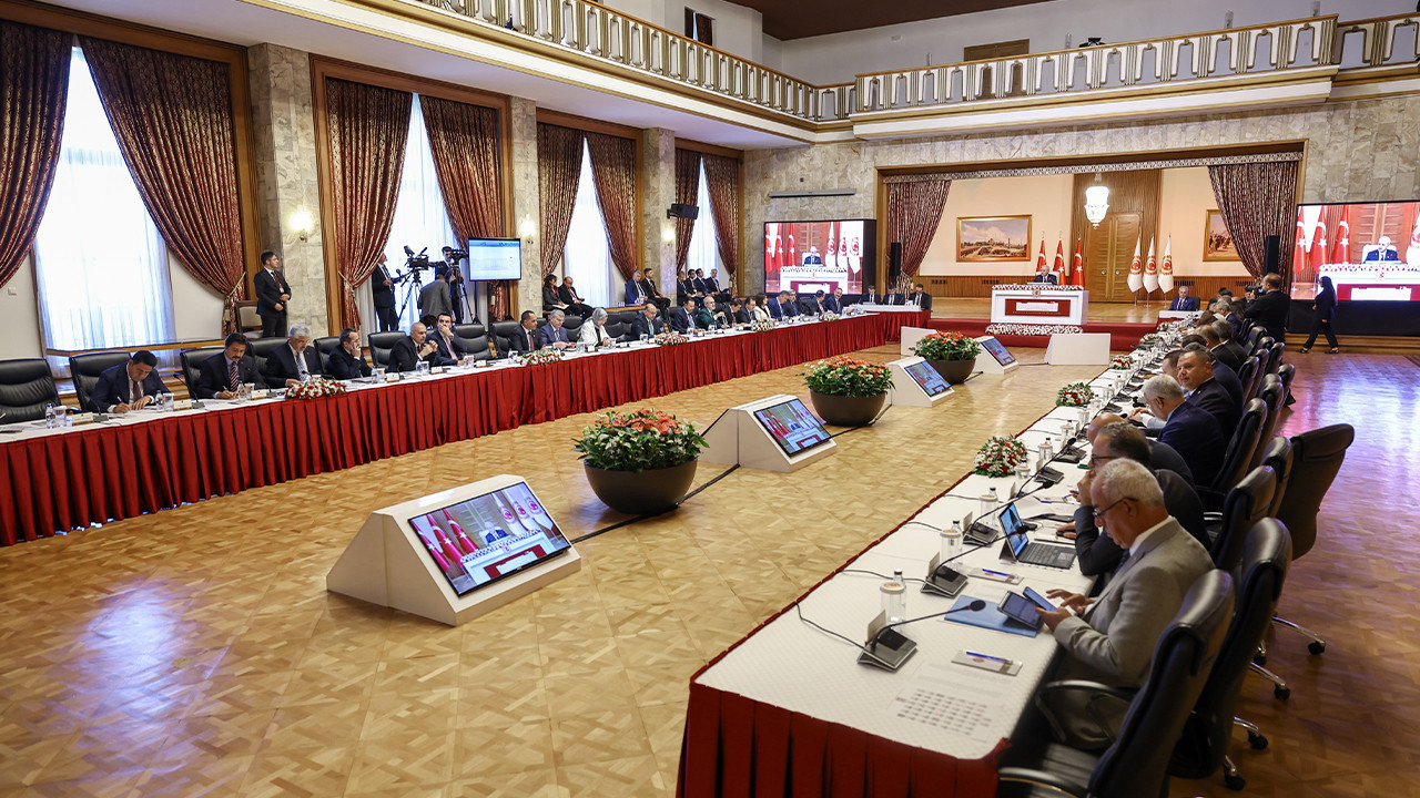 CHP ve DEM’in aşırılıkları komisyonun kısır çalışmaları sürece desteği aşağı çekiyor