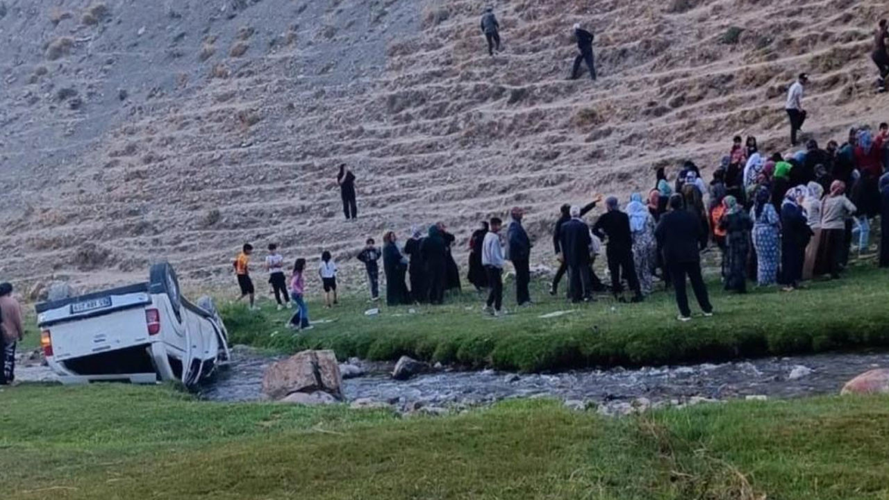 Van'da kamyonet uçuruma yuvarlandı! Yaralılar var