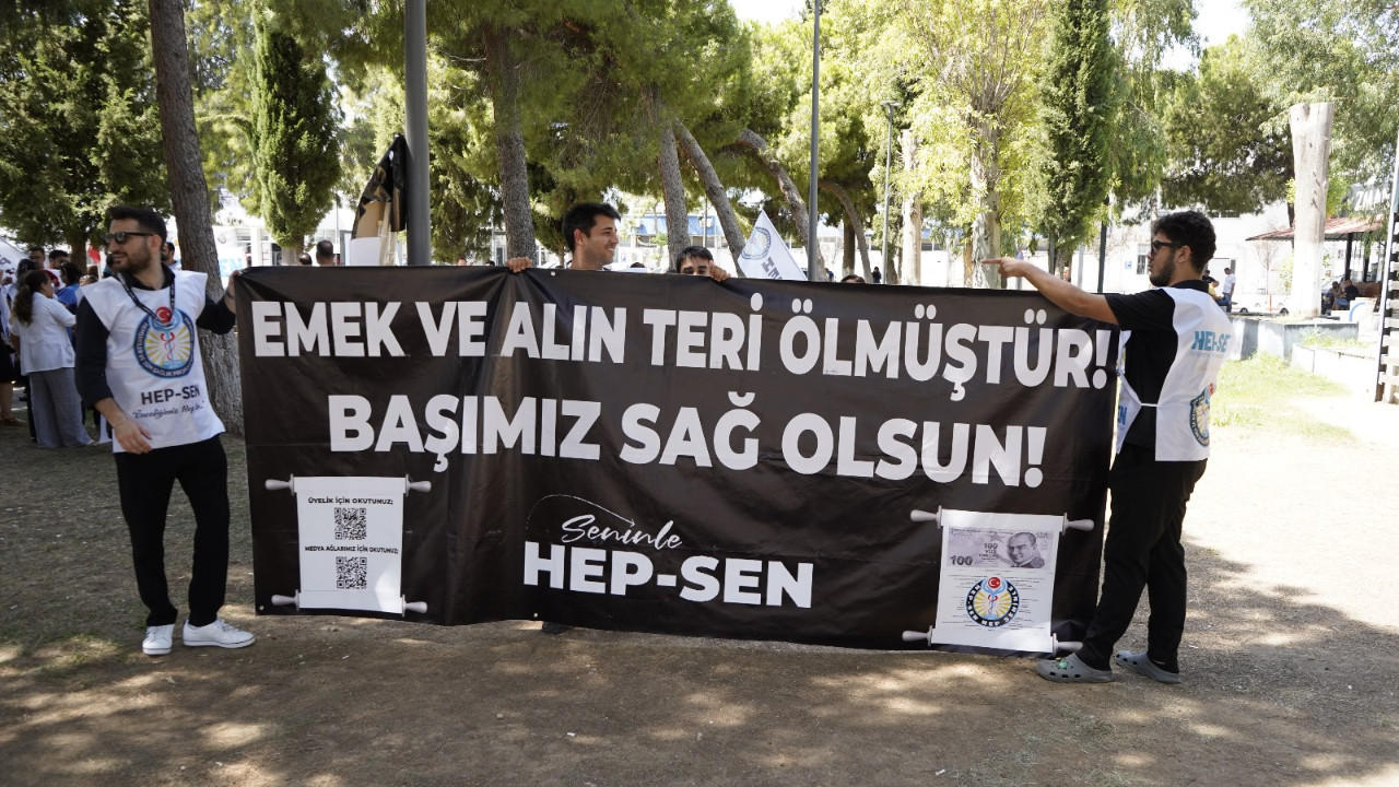 Ege Üniversitesi’nde siyah çelenkli protesto