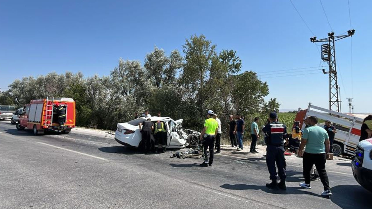 Konya'da otomobil kamyonetle çarpıştı: 1 ölü, 5 yaralı