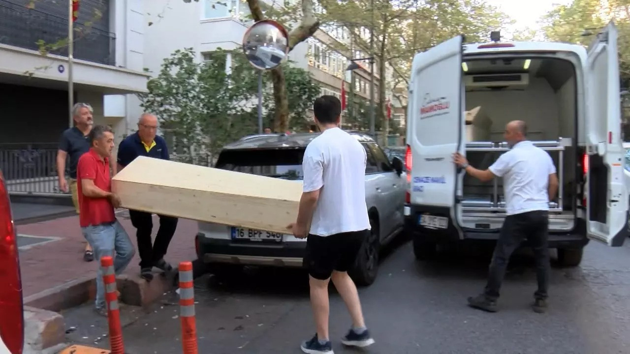 O Profesör evinde ölü bulundu