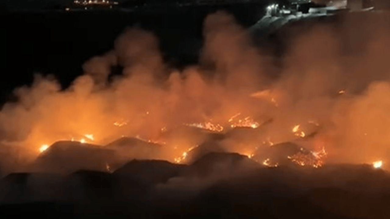 Kömür tesisinde yangın: Stoklanan kömürler yanmaya başladı