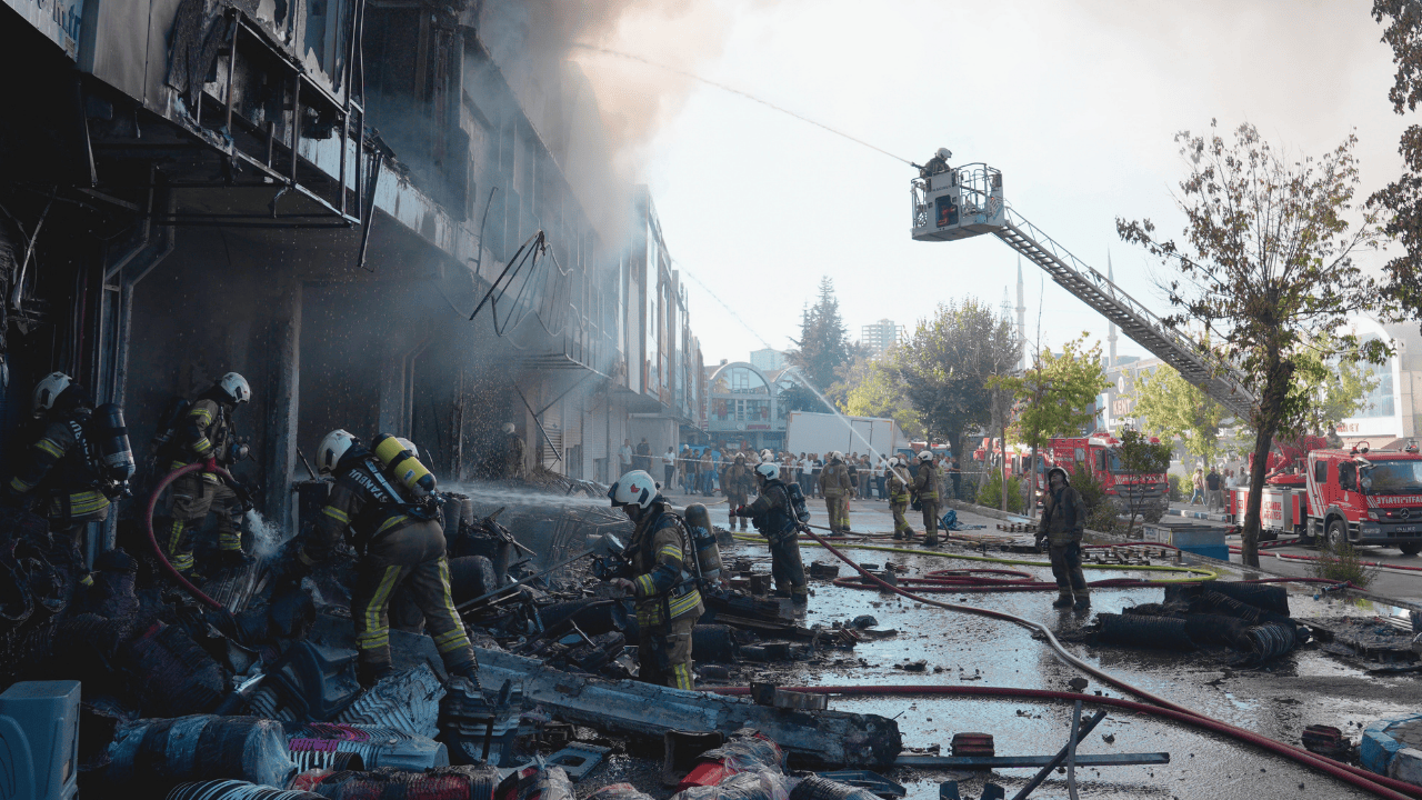 Bağcılar'da korkutan yangın! Çok sayıda iş yerine sıçradı, Bağcılar İSTOÇ'ta yangın
