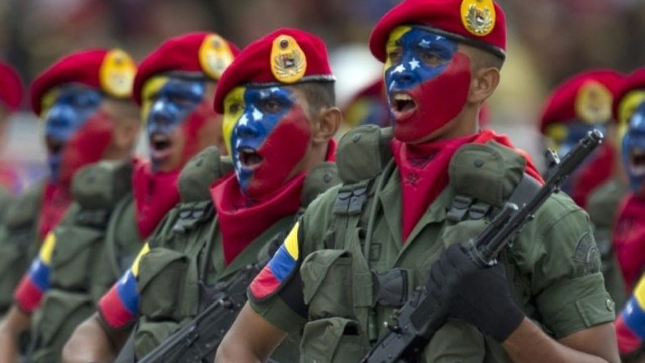 Venezuela Amerika'nın askeri yığınağına karşı 25 bin asker konuşlandırdı... Trump, Venezuela'ya saldırı olup olmayacağını 'yakında öğreneceğiz' dedi