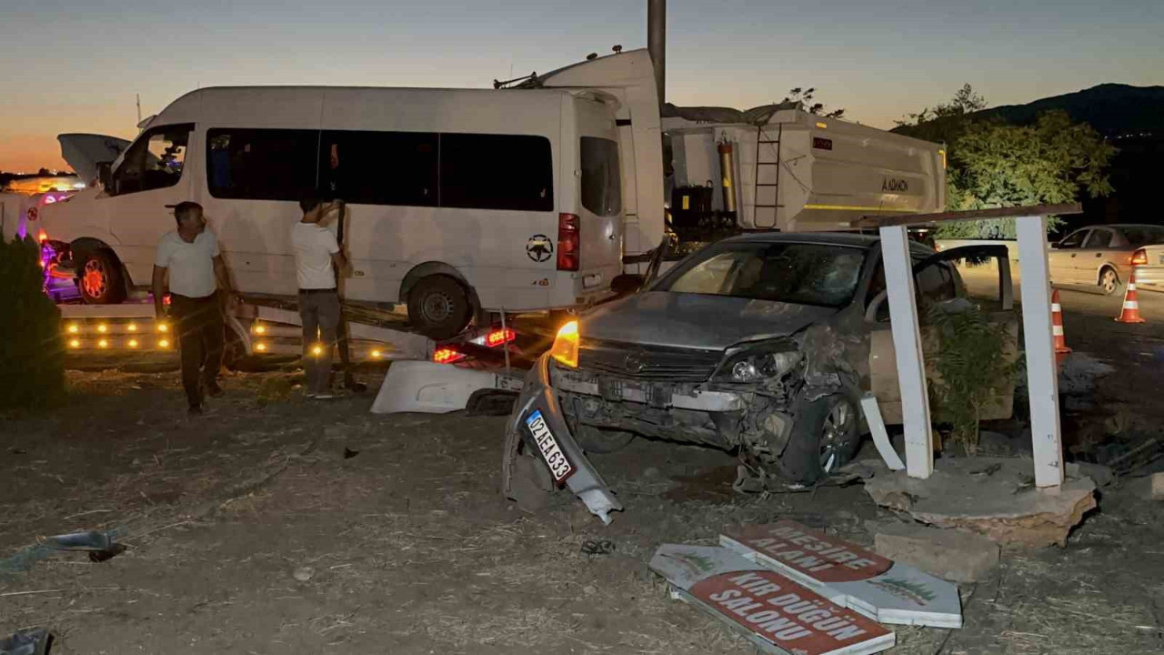 Adıyaman'da feci kaza! 12 kişi yaralandı