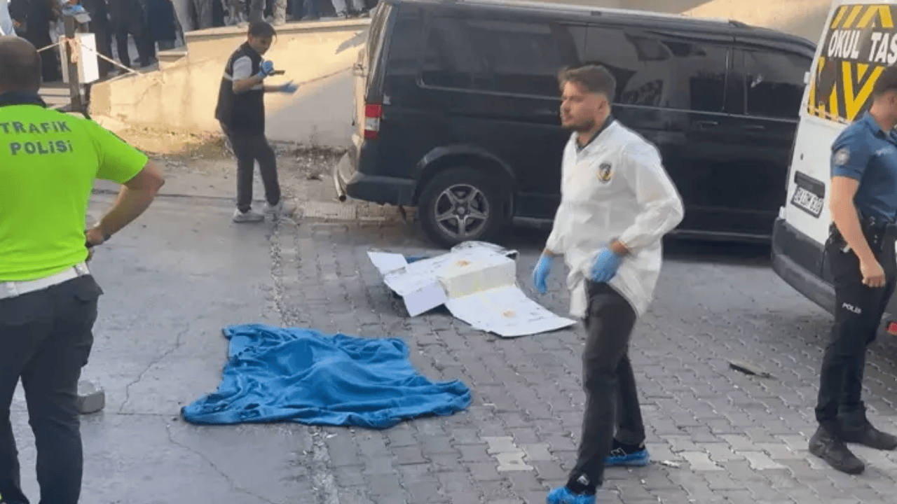 Servis minibüsünün çarptığı bebek hayatını kaybetti