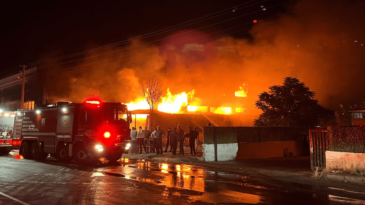 İzmir'de mobilya fabrikasında yangın: Alevler hızla yükseldi