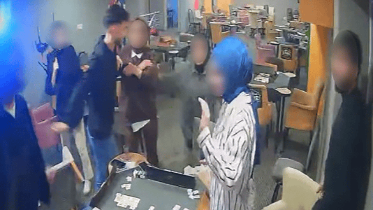 Okey oynayan gençlere saldırdı: Sallama bıçağı ile üstlerine yürüdü!