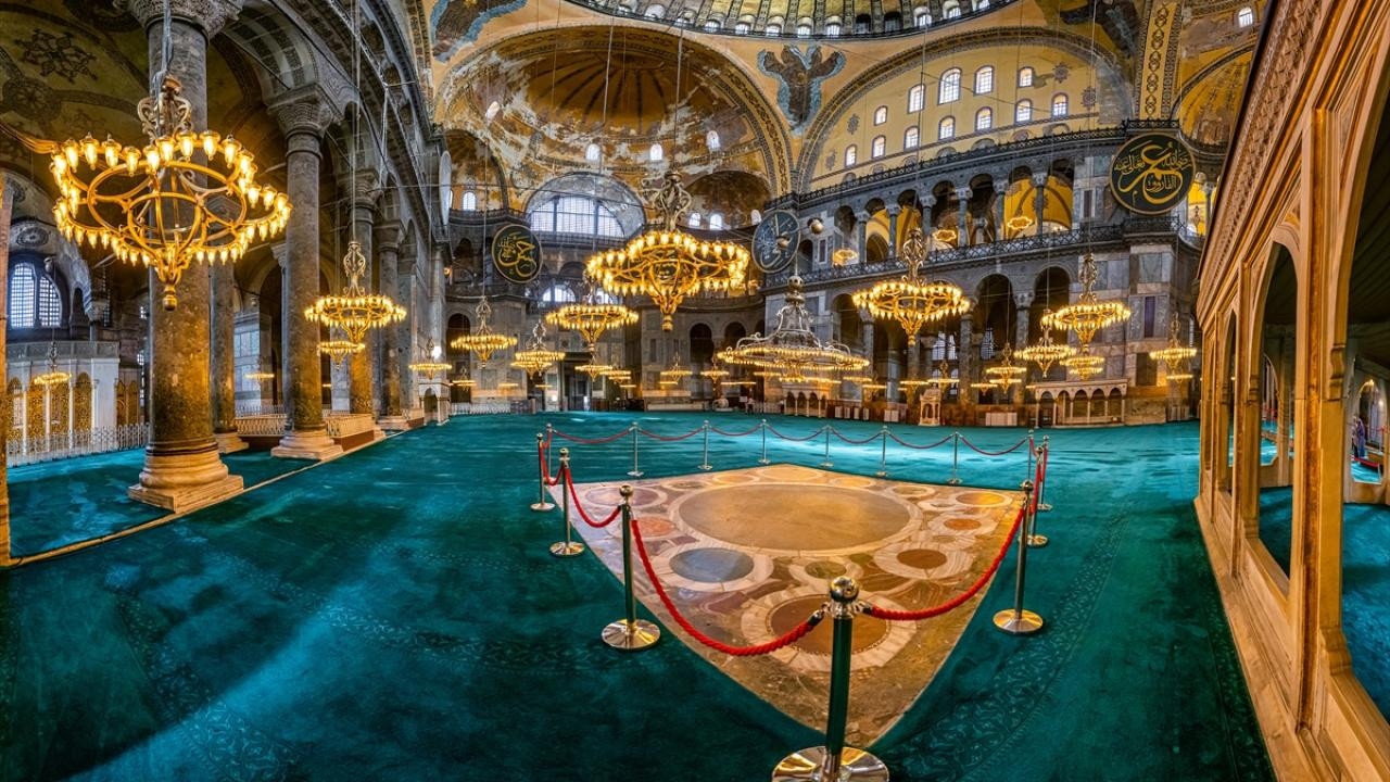 Türkiye böyle mi turizm ülkesi olacak! Ayasofya’ya ‘yabancı uyruklu’ diye almadılar