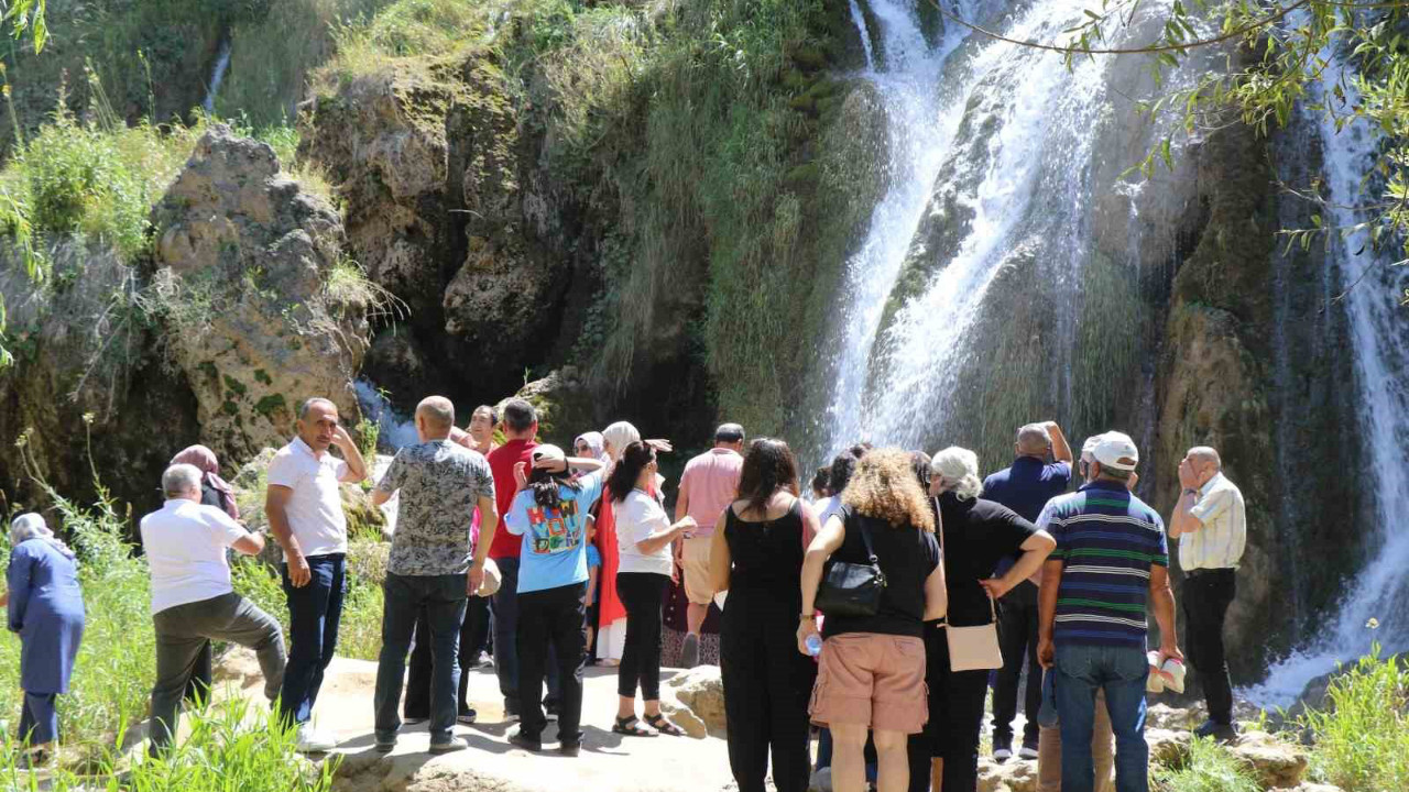 Erzincan incisi! Girlevik Şelalesi dopdolu
