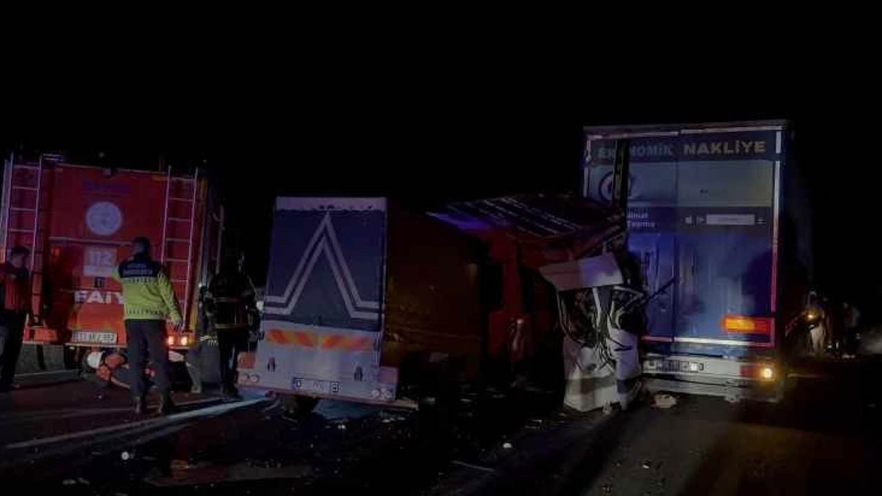 Mersin'de tarım işçilerini taşıyan minibüs tıra çarptı: 3 ölü çok sayıda yaralı var