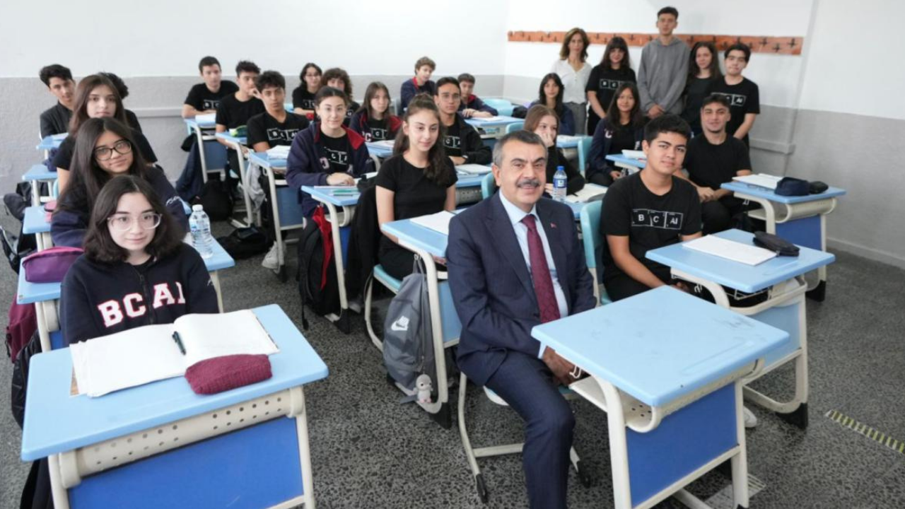 Bakan Yusuf Tekin'den okula sürpriz ziyaret