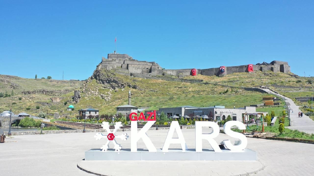 Kars'ta ihtişamıyla dikkat çekiyor! Bin yıldır geçmişin izlerini taşıyor
