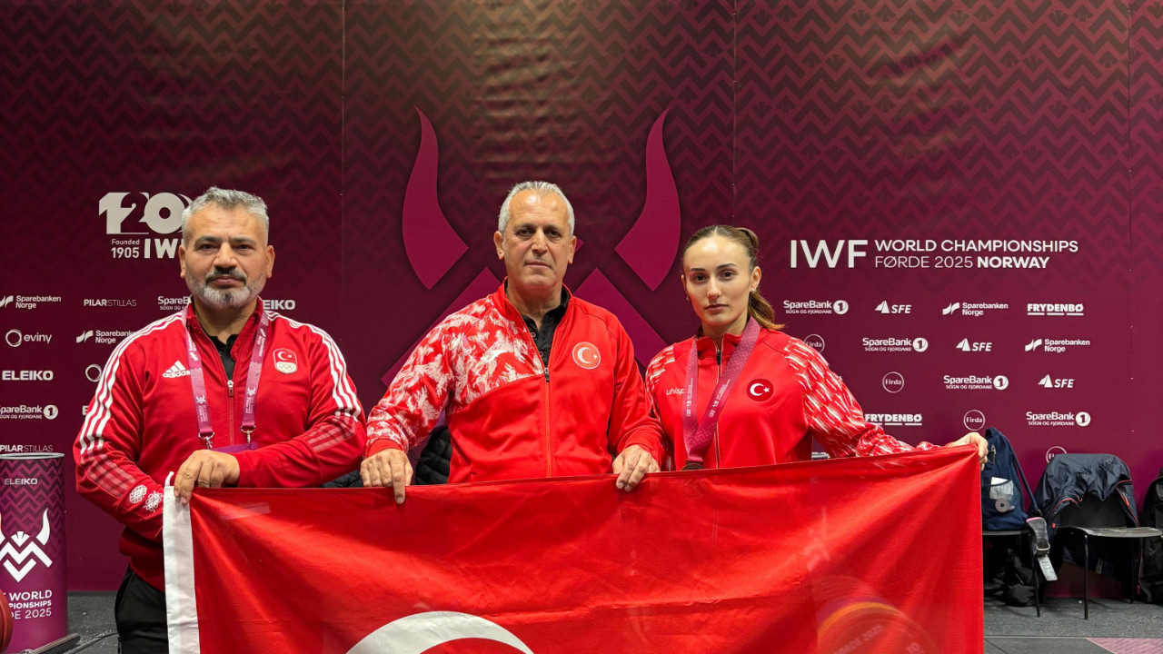 Milli halterci Cansel Özkan bronz madalya kazandı