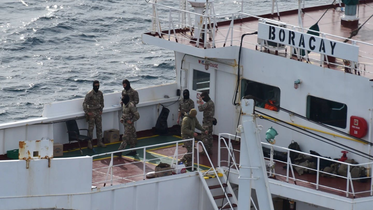 Putin Rus tankerine el koyan Fransızları 'korsanlık'la suçladı... 'Gölge Filo' iddiaları arasında Macron sessiz