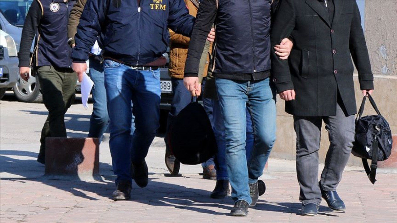 Üç ilde FETÖ operasyonu: Beş doktor gözaltında