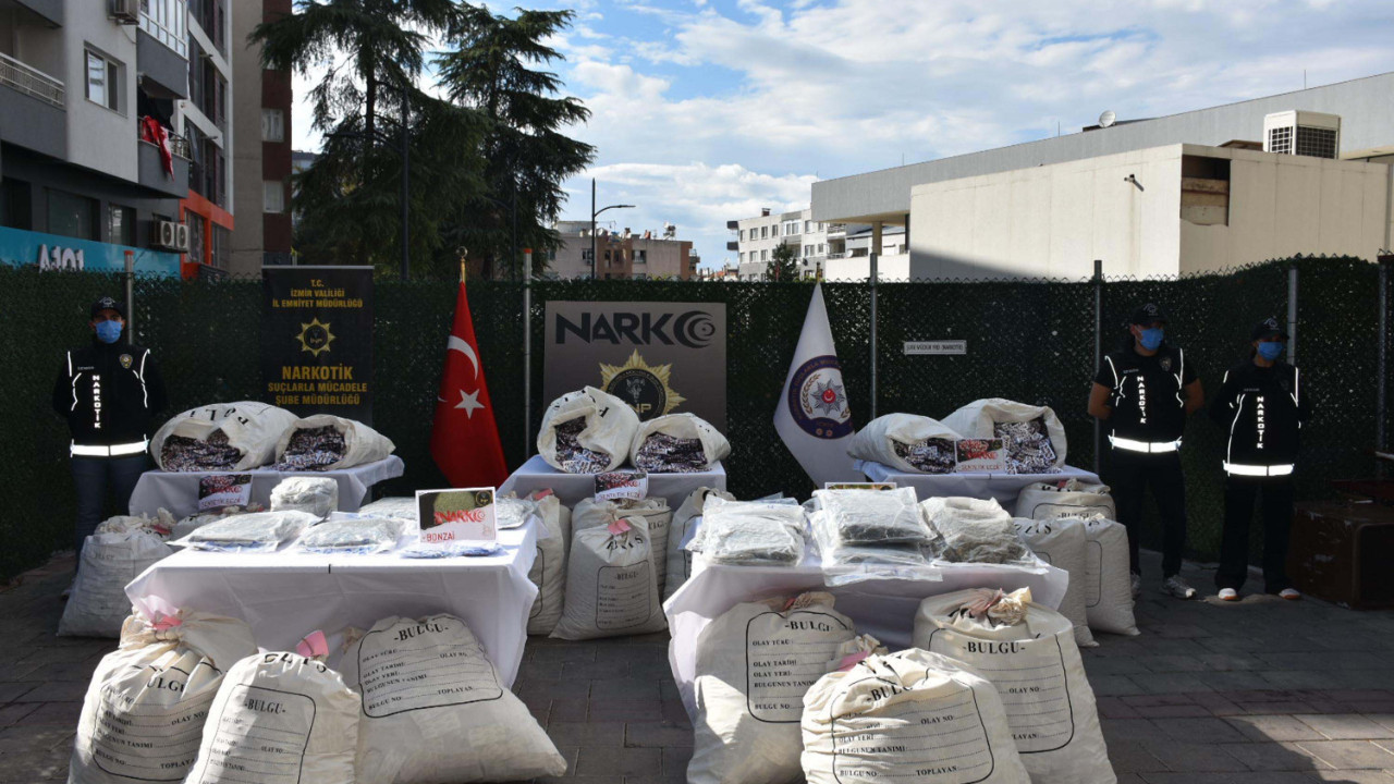 İzmir'de rekor miktarda ele geçirildi! Yaklaşık 900 bin adet